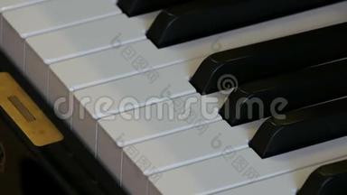 自弹钢琴。 黑色钢琴键盘特写..
